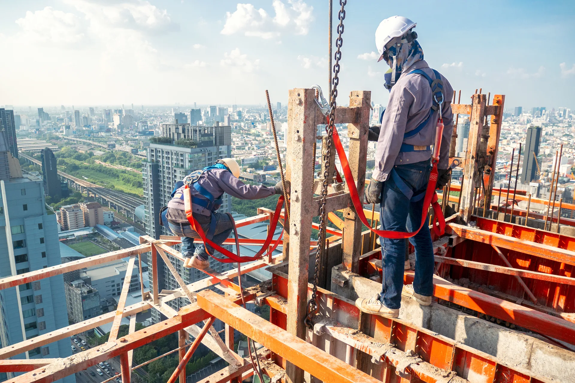 Opérateurs terrain en zone industrielle