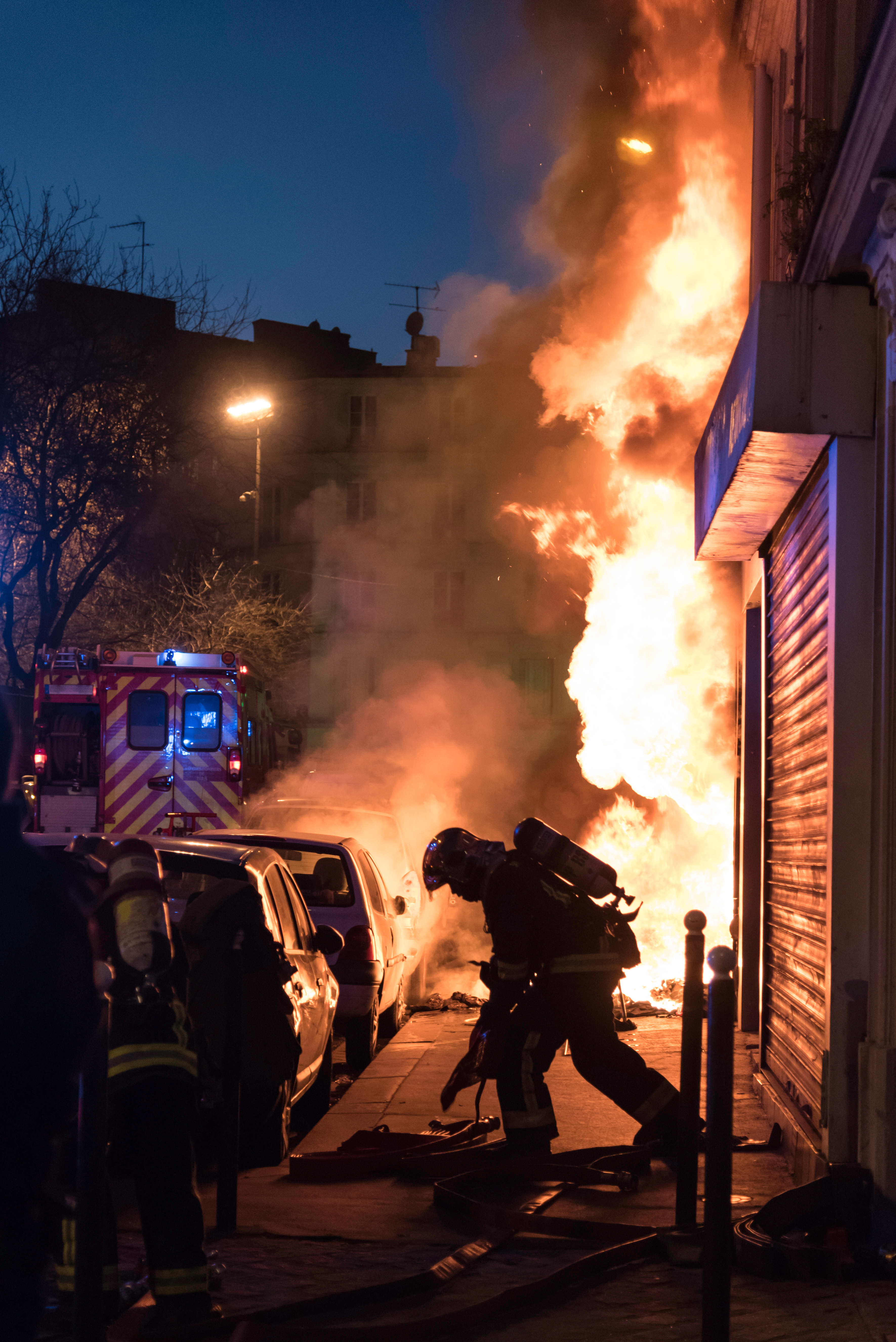 Pompiers en intervention de nuit sur un incendie urbain