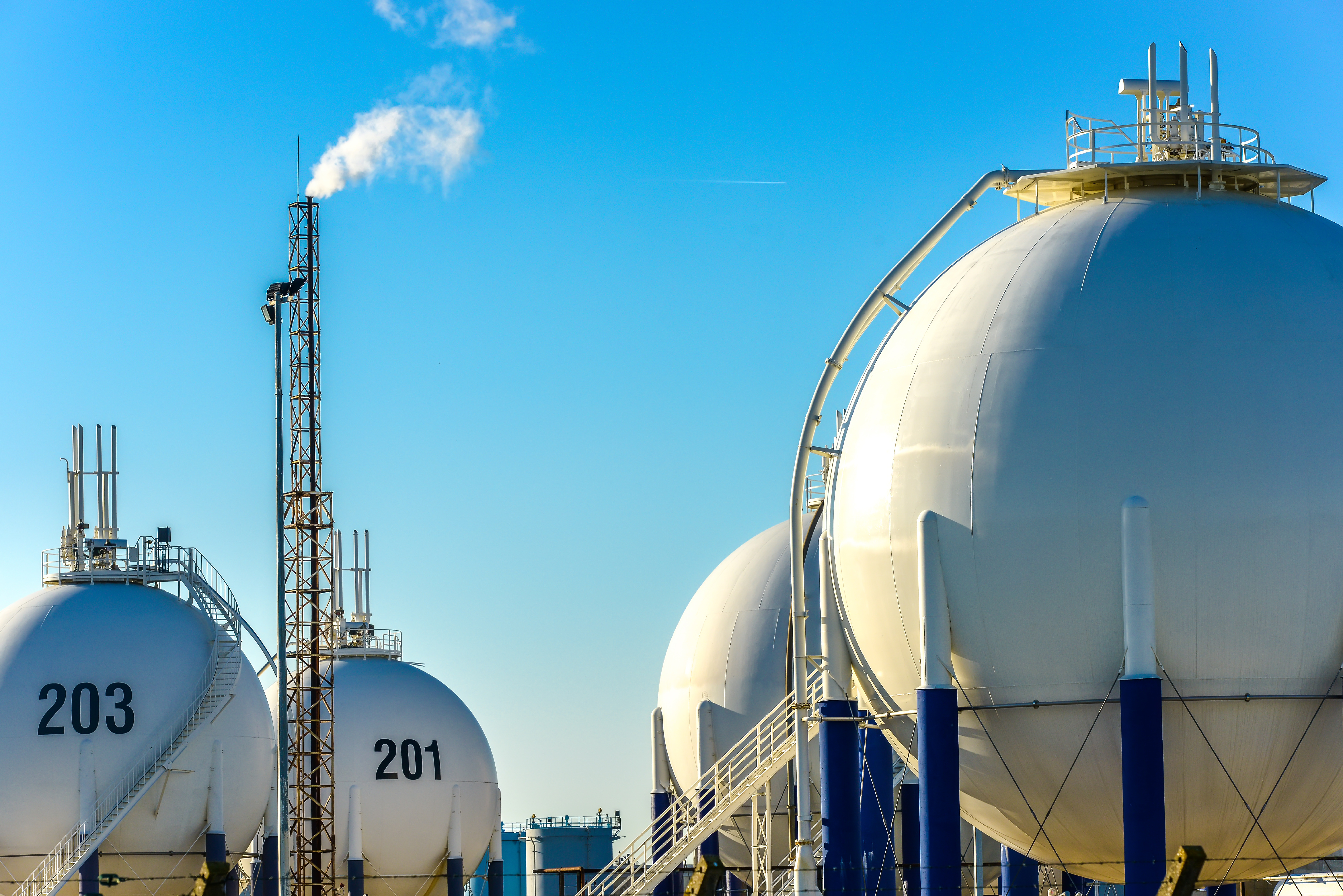 Cuves sphériques de stockage sur un site pétrochimique