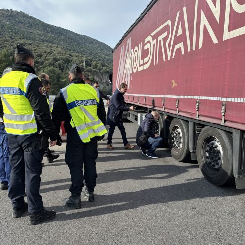 Militaires de la gendarmerie contrôlant un camion avec le boitier MMD01